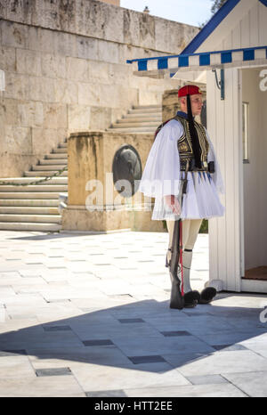 Athens, Grecia - 5 Marzo 2017: Evzonas vestita in un tradizionale esercito greco uniforme (Tsolias) la guardia al Milite Ignoto Tomp monumento Foto Stock