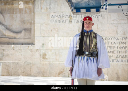 Athens, Grecia - 5 Marzo 2017: Evzonas vestita in un tradizionale esercito greco uniforme (Tsolias) la guardia al Milite Ignoto Tomp monumento Foto Stock