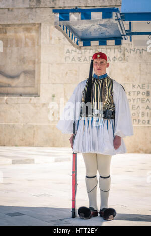 Athens, Grecia - 5 Marzo 2017: Evzonas vestita in un tradizionale esercito greco uniforme (Tsolias) la guardia al Milite Ignoto Tomp monumento Foto Stock