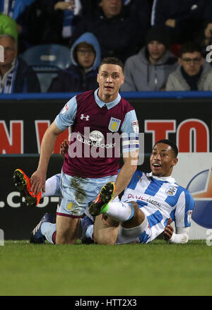 Aston Villa James Chester e Huddersfield Town Elias Kachunga collidono Foto Stock