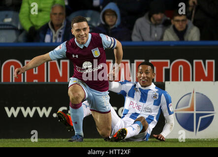 Aston Villa James Chester e Huddersfield Town Elias Kachunga collidono Foto Stock