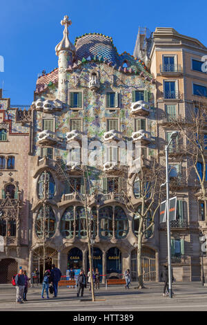 Casa Batlló è un famoso edificio situato nel centro di Barcellona ed è uno di Antoni Gaudí capolavori, Catalogna, Spagna. Foto Stock