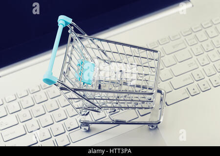 Internet il concetto di shopping - carrello sulla tastiera del computer Foto Stock