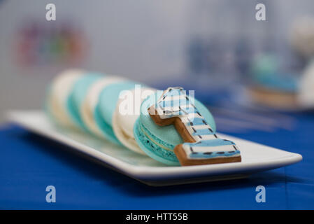 Gustosi amaretti e cookie nella forma del numero uno giacente sulla piastra. Messa a fuoco selettiva. Close up Foto Stock