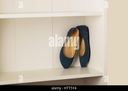 Womens scarpe (appartamenti) sul ripiano in armadio. Messa a fuoco selettiva. Foto Stock