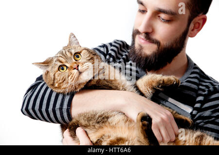 Bearder l uomo con il suo bel gatto su sfondo bianco.Gli animali e lo stile di vita dei proprietari Foto Stock