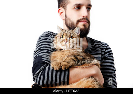 Bearder l uomo con il suo bel gatto su sfondo bianco.Gli animali e lo stile di vita dei proprietari Foto Stock