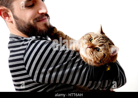 Bearder l uomo con il suo bel gatto su sfondo bianco.Gli animali e lo stile di vita dei proprietari Foto Stock