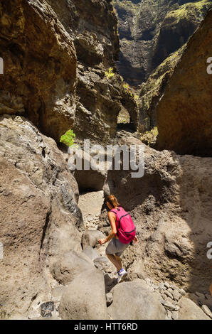 Donna turistiche a piedi nel famoso canyon turistico Masca in Tenerife, Isole canarie, Spagna Foto Stock