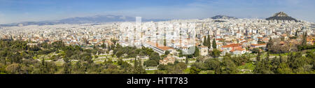 Agora ateniese, centro storico della città e del Colle Lycabettus, immagine panoramica di sei foto verticale Foto Stock