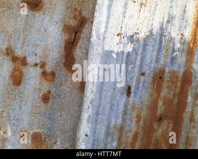 Vecchie e arrugginite ondulato in ferro zincato Foto Stock