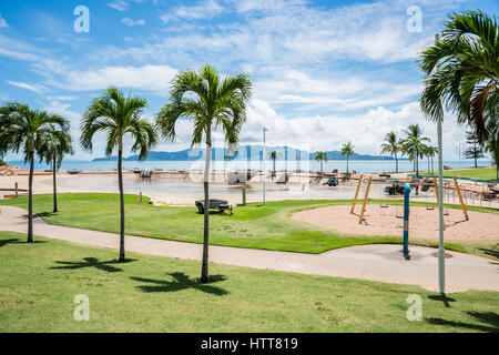 Lavoratori su The Strand, Townsville, Australia, pulizia del pubblico Rock Pool dopo lo svuotamento di tutta l'acqua Foto Stock