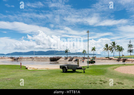 Lavoratori su The Strand, Townsville, pulizia del pubblico Rock Pool dopo lo svuotamento di tutta l'acqua Foto Stock