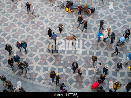 Riprese aeree di acquirenti e turisti in Amagertorv, Copenhagen, Danimarca Foto Stock