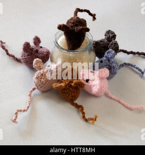 Strano concetto dal prodotto artigianale, gruppo di piccoli topi mangiano riso, splendidi animali giocattoli per bambini, ratti a maglia lavorato a maglia di filati Foto Stock