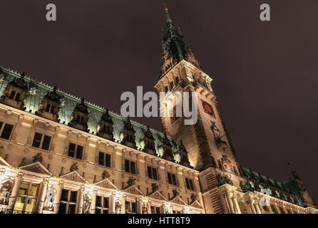 Amburgo, Germania - 9 Marzo 2017: City Hall nel centro cittadino di notte. Foto Stock