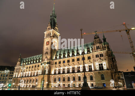 Amburgo, Germania - 9 Marzo 2017: City Hall nel centro cittadino di notte. Foto Stock