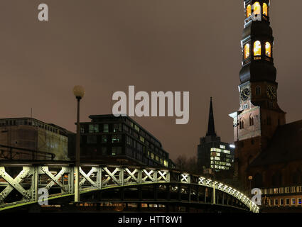 Amburgo, Germania - 9 Marzo 2017: vista del Ponte Jungfern e la Saint Catherines chiesa nella città vecchia di notte. Foto Stock