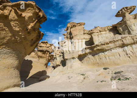 Erosione rock formazioni naturali in Bolnuevo, Spagna. Il paesaggio del deserto a giornata di sole. Foto Stock