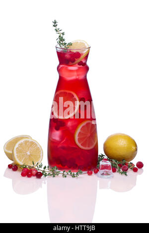 Bevanda fredda con mirtillo palustre, limone e timo Foto Stock