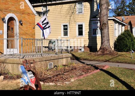 Case su un blocco a Elgin, Illinois. La casa a sinistra vola un W bandiera il simbolo di una vittoria dal Chicago Cubs. Elgin, Illinois, Stati Uniti d'America. Foto Stock