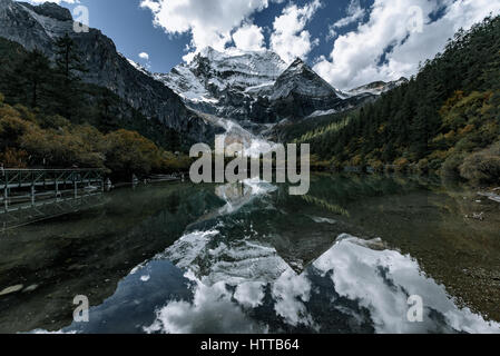 Montare Chenrizig e Lago di perla in Daocheng,,Sichuan in Cina. Montare Chenrizig è uno dei tre santi tibetano mountians in Daocheng. Foto Stock