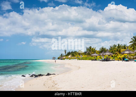 Le Morne, Mauritius - 11 dicembre 2015: Le persone sono rilassante sulla spiaggia tropicale con palme da cocco, una delle più belle spiagge di Mauritius. Foto Stock