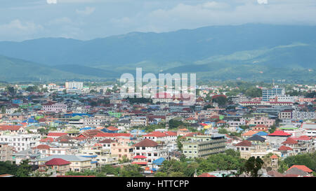 Elevato angolo di visione della città Tachileik. Grande città per il commercio transfrontaliero di città maesai ( chiangrai, Thailandia ). Myanmar. Foto Stock