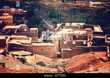 Tradizionali case di argilla, villaggio berbero in montagne Atlas, Marocco Foto Stock