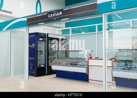 Volgograd, Russia - Novembre 4. 2016. Vendita di caviale da Astrakhan presso un aeroporto Gumrak Foto Stock
