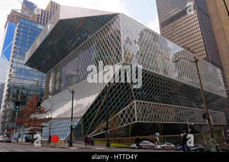 Seattle Central Library in vetro e acciaio esterno dell'edificio da Fifth Avenue nel centro di Seattle, nello stato di Washington, USA Foto Stock