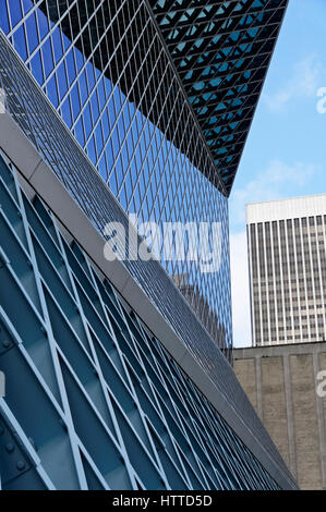 Dettagli architettonici del vetro e acciaio Seattle edificio della Biblioteca Centrale esterno nel centro cittadino di Seattle, nello stato di Washington, USA Foto Stock