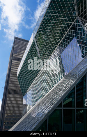 Dettagli architettonici del vetro e acciaio Seattle edificio della Biblioteca Centrale esterno nel centro cittadino di Seattle, nello stato di Washington, USA Foto Stock