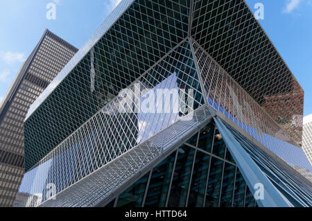 Dettagli architettonici del vetro e acciaio Seattle edificio della Biblioteca Centrale esterno nel centro cittadino di Seattle, nello stato di Washington, USA Foto Stock