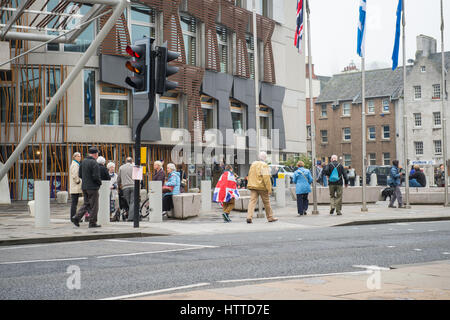 Edimburgo, Scozia, Regno Unito - 18 settembre 2014 - pubblica per esprimere il loro parere su indipendenza durante il referendum la giornata davanti a Scottish parlament Foto Stock