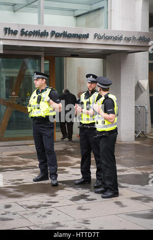 Edimburgo, Scozia, Regno Unito - 18 settembre 2014- uomini di polizia di guardia scottish parlament edificio sul referendum di indipendenza giorno Foto Stock