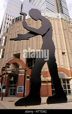 La martellatura uomo scultura cinetica di Jonathan Borofsky davanti al Seattle Art Museum building, Seattle, Washington, Stati Uniti d'America Foto Stock