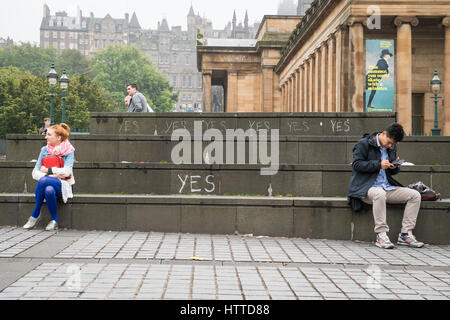 Edimburgo, Scozia, Regno Unito - 18 settembre 2014 - sì manoscritta segni pubblici di copertura posto sul referendum giorno Foto Stock