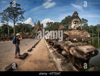 Cambogia Siem Reap, Angkor, deamon sulla testa di divinità e ponte deamon presso la porta sud di Angkor Thom Foto Stock