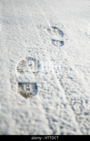 Human Orme nella neve su una giornata invernale Foto Stock