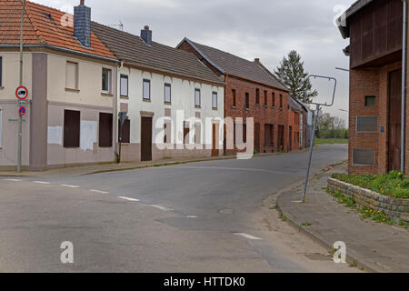 Città di Pesch vicino a cielo aperto della miniera di lignite, Garzweiler, Renania settentrionale-Vestfalia, Germania, Europa Foto Stock