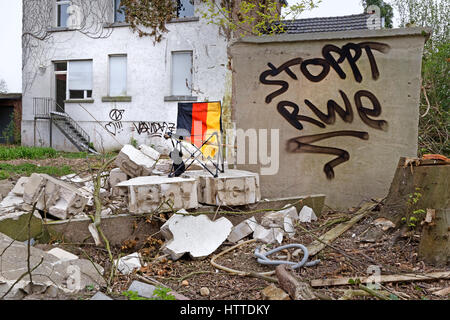 Città di Pesch vicino a cielo aperto della miniera di lignite, Garzweiler, Renania settentrionale-Vestfalia, Germania, Europa Foto Stock