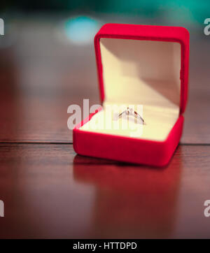 Confezione regalo rossa aperto con anello di diamante in Le Mans le mani.  Concetto di anello di fidanzamento, Valentino regalo a sorpresa, simbolo di  vivere Foto stock - Alamy