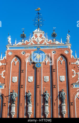 Dettagli della facciata anteriore con orologio-calendario della Casa delle Teste Nere edificio sulla Città Vecchia di Riga, la città capitale della Repubblica di Lettonia Foto Stock