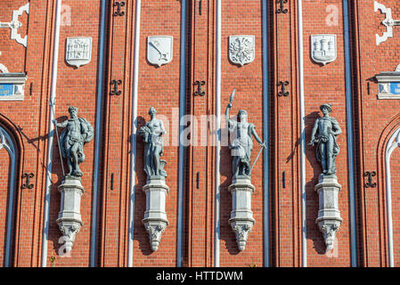 Sculture su una facciata anteriore della Casa delle Teste Nere edificio sulla Città Vecchia di Riga, la città capitale della Repubblica di Lettonia Foto Stock