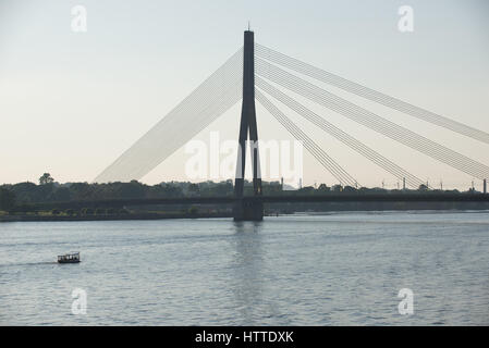 Cavo Vansu-alloggiato ponte sul fiume Daugava (anche chiamato Western Dvina) nella riga, città capitale della Repubblica di Lettonia Foto Stock