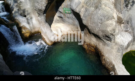 La cascata nel canyon Sapadere in area Demirtash di Alanya in Turchia con acqua che cade sul lato sinistro di immagine nella piscina naturale Foto Stock