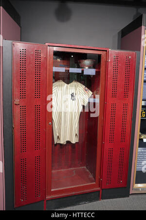 New York Yankees jersey indossata da Lou Gehrig nel suo finale di stagione 1939, in un armadietto, National Baseball Hall of Fame & Museum, Cooperstown, STATI UNITI D'AMERICA. Foto Stock