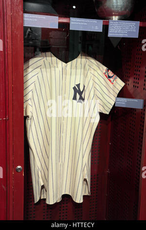 New York Yankees jersey indossata da Lou Gehrig nel suo finale di stagione 1939, National Baseball Hall of Fame e Museo , Cooperstown, Stati Uniti. Foto Stock