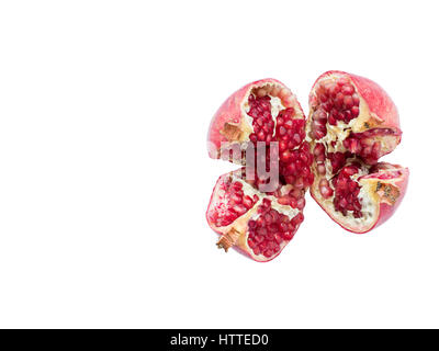 Mature e rosso melograno frutti e diviso in quattro parti, su un bianco sfondo isolato Foto Stock